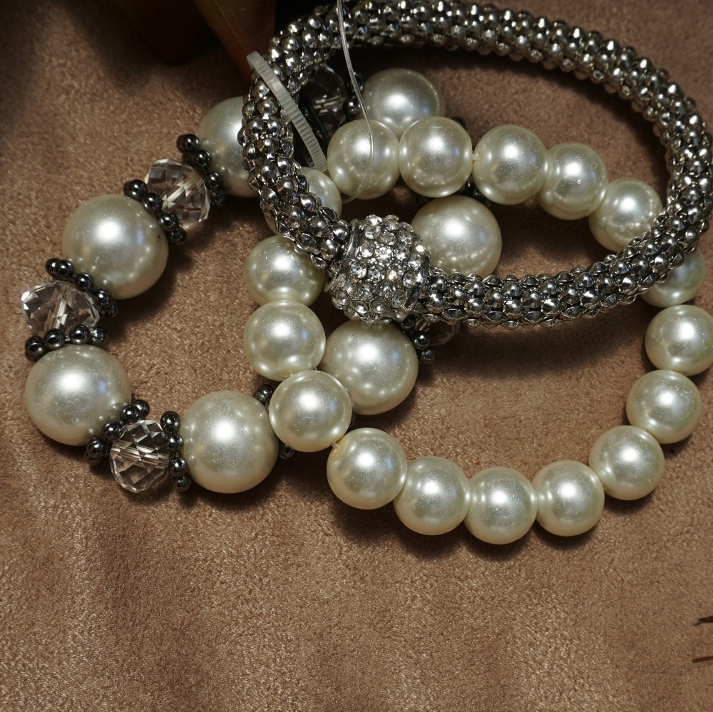 Silver and pearl fashion bracelet set